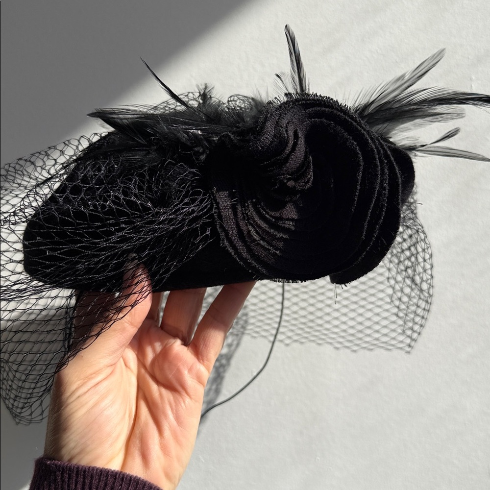 Elegant Vintage Black Fascinator Hat with Veil